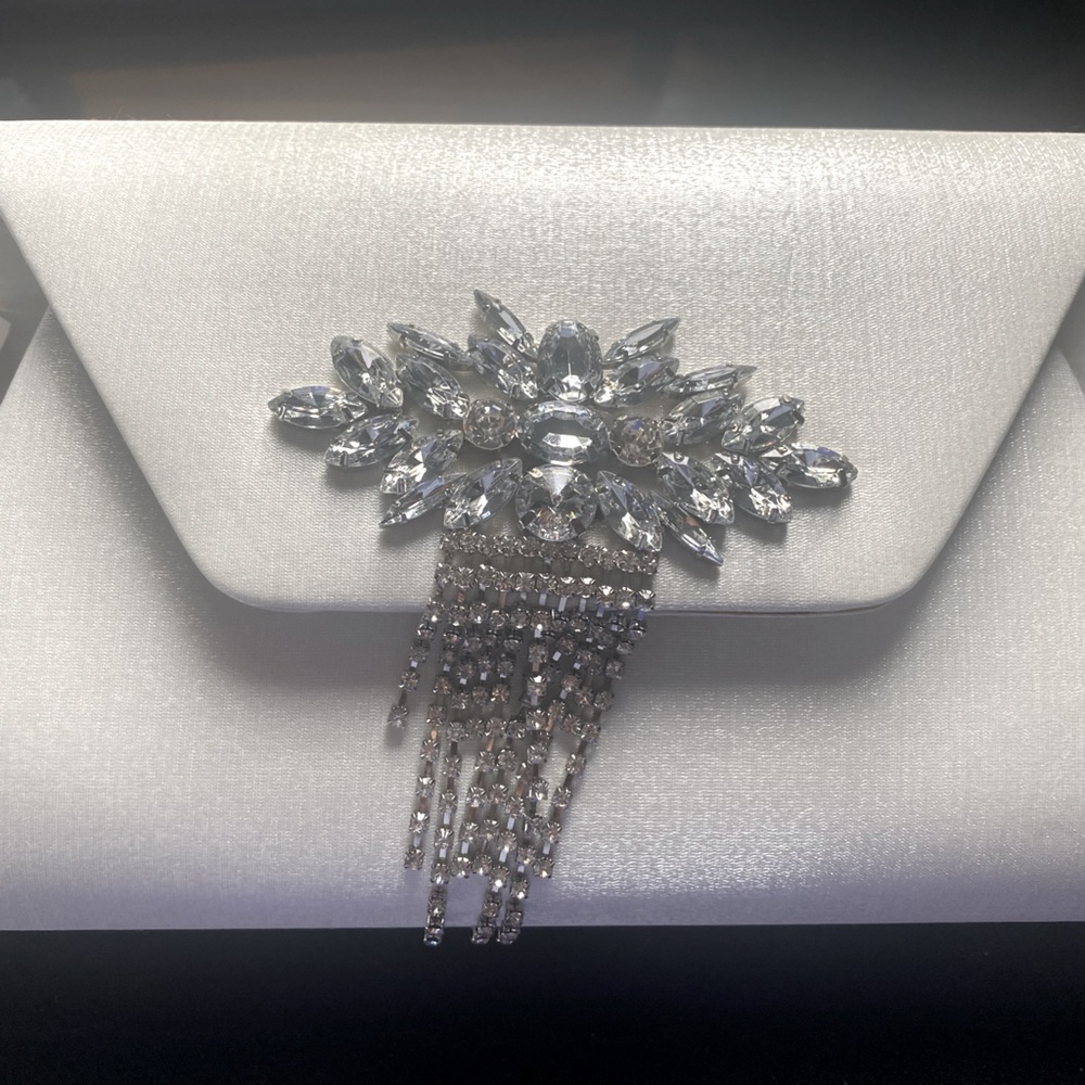 Sylver hand bag with clear stone broche, brand new.